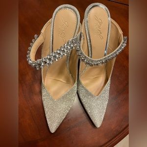 Jewel by Badgley Mischka Size 10 Silver Glitter Heels